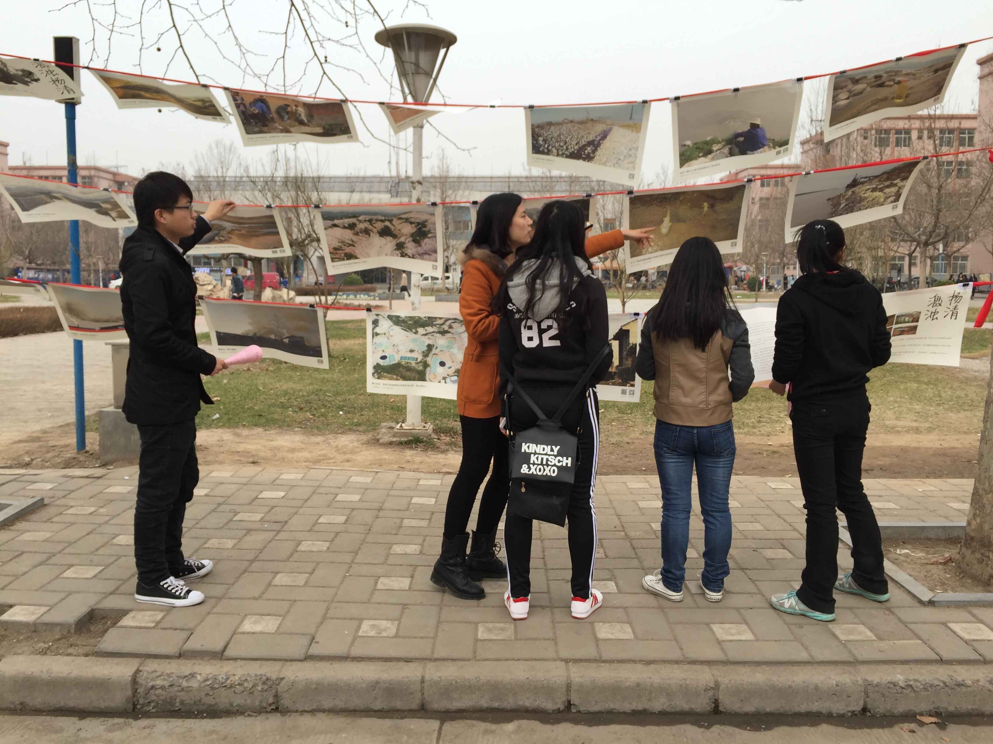 beat365在线唯一官网研究生会成员为同学们讲解图片展.jpg beat365在线唯一官网研究生会成员为同学们讲解图片展.jpg